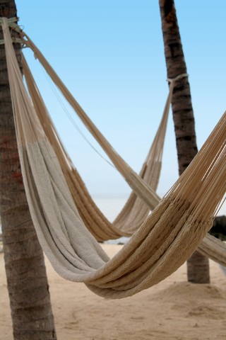 Witte Mexicaanse hangmatten op het strand. Vergelijken.
