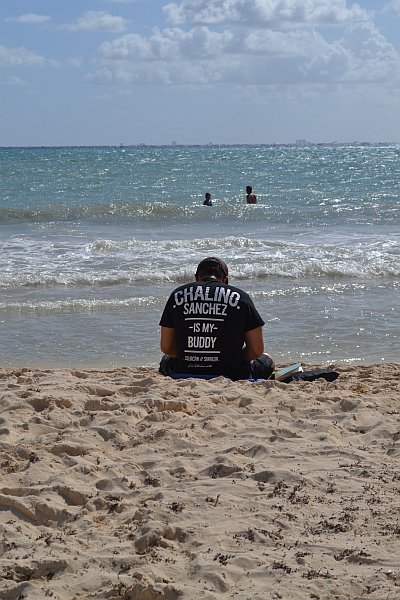 Op het strand van Playä del Carmen. Man met T-shirt van Chalino Sanchez Op het strand van Playa del Carmen. Chalino Sanchez