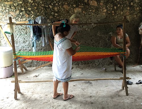 Henriette chez une tisseuse hamac mexicain