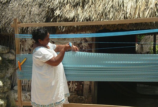 Weaving of a Mexican hammock by Maya